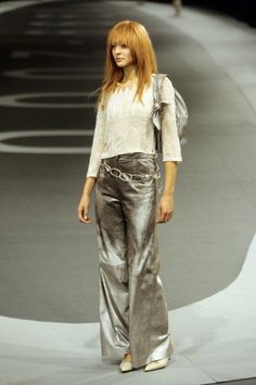 Chanel 1999, Vintage Runway Fashion, 1999 Fashion, Vintage New Yorker, 90s Minimalism, Runway Ready To Wear, Decades Of Fashion, Fashion Show Looks, Runway Shoes