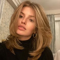 22 Cuts With Choppy Layers That Fuse Beauty And Function Lob Haircut With Layers And Curtain Bangs, Short Hair For Thick Hair Wavy, Right Part Hair Hairstyles, Square Jaw Short Hair, Short And Layered Hair, Shorter Womens Haircuts, Long Layers On Short Length Hair, Hairstyles For Lots Of Fine Hair, Haircuts To Look Older