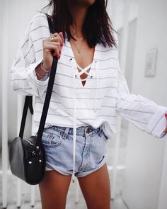 Denim Shorts Outfit, Mode Shoes, Batwing Sleeve Blouse, Street Outfits, Looks Pinterest, Shirt Diy, Denim Romper, Outfit Trends, 2020 Fashion