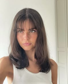 Rambut Brunette, Brown Hair Inspo, Bangs For Round Face, Inspo Pics, How To Style Bangs, Fringe Hairstyles, Haircuts For Medium Hair