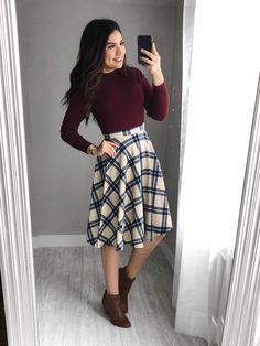 Mangas compridas+saia Winter Business Outfits, Midi Outfits, Woman Outfit, Winter Dress Outfits, Trendy Skirts, Church Outfits, Closet Ideas, Pinterest Outfits