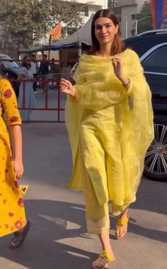 Celebrities Airport Outfit, Celebrity Kurti Outfits, Daily Wear Kurtis Style Casual, Kurta Outfits Women Casual, Office Outfits Women Indian, Casual Salwar Suit, Kurta Designs Women Casual, College Outfits Women