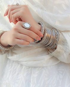 Silver Jewelry Outfit Ideas, Bridal Jewelry Vintage, Indian Jewellery Design Earrings, Indian Jewellery Design, Bridal Bangles, Bangles Jewelry Designs, Fancy Jewellery, Silver Jewelry Fashion, Bangle Designs