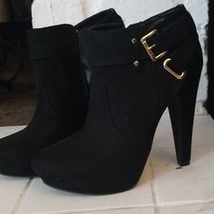 Ankle Boots, Black Suede. Guess Brand. Size 9. Never Worn, Gold Accents. Heel Is About 5 Inches. See It Compared To My Hand Above. Black Booties Outfit, Guess Brand, Booties Outfit, Guess Heels, Ankle Boots Black, Guess Shoes, Shoes Shoes, Black Booties, Boots Black