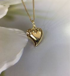 Classic 14k Yellow Gold Puffed Heart Pendant NecklacePretty heart shaped delicate necklace for everyday wear, special occasion gift, birthday gift.🔹Meta.................14k yellow Gold Necklace ( solid gold)🔹puffed Heart 🔹14k gold Chain included Chain also available in 17"18" 20" inches long Necklace For Everyday, State Necklace, 14k Yellow Gold Necklace, Yellow Gold Necklace, Puffed Heart, Diamond Bridal Sets, Gold Heart Necklace, Rose Gold Band, Cross Bracelet