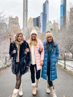 How to Pack for a Special New York City Girls' Trip in Winter - Color & Chic Nyc Day Trip Outfit Winter, Nyc Christmas Outfit, New York Winter Fashion, New York Winter Outfit, Nyc Winter Outfits, Chicago Trip, Winter Nyc, York Christmas, Winter Mode Outfits