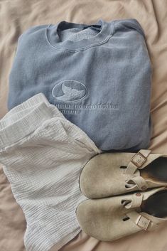 Bostons Birkenstock Outfit, Coastal Granola Aesthetic, Berkinstock Clogs Outfit Fall, Coastal Style Outfits, Birkenstock Clogs Outfit Summer, Summer Outfits Coastal, Boston Summer Outfits, Maine Outfits, Salted Granola Outfits