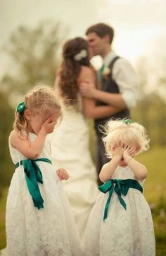 funny wedding photo ideas with the flower girls Funny Wedding Photos Poses, Funny Wedding Pictures, Funny Wedding Photos, Wedding Picture Poses, Romantic Wedding Photos, Foto Tips, Wedding Photos Poses, Romantic Photos, Ideas Photography