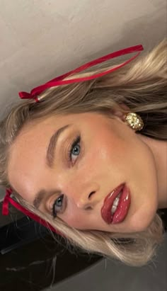 No Make Up Make Up Look, Maquillage On Fleek, Mekap Mata, Red Lip Makeup, Smink Inspiration, Skandinavian Fashion, Red Makeup, Winter Makeup, Holiday Makeup