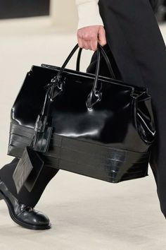 Bottega Bag, Fall 2023 Ready To Wear, Stylish Luggage, 2023 Ready To Wear Collection, Mens Bags Fashion, 2023 Ready To Wear, Favorite Handbags, Handbags Affordable, Runway Looks