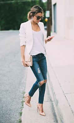 White blazer, distressed jeans, white t-shirt, clutch, nude heels Hello Fashion, Mode Inspo, Inspired Outfits, White Jacket, Basic Outfits, Fashion Mode, Mode Inspiration, Look Chic, Outfits Casuales