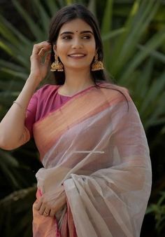 Indian Dress Up, Saree Poses, Indian Saree Blouses Designs, Simple Sarees, Indian Fashion Saree, Indian Photoshoot, Saree Photoshoot