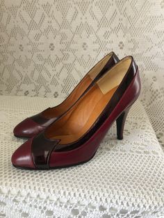 Pumps Vintage Woman Heeled Shoes Carvin Pumps in Burgundy Leather Size 2 (35 Fr) Made in France Brand: Carvin Country of manufacture: France Registered size: 2 UK = 35 Fr Shoe type: Pumps, heeled shoes End: End Decorated front era: 70s/80s Top material: leather and patent leather Color: Burgundy 2 tones Lining and underfoot: leather Outsole: elastomer Heel: 9 cm / 3.54 inches Insole measurement 22.5 cm at 2 ends / 8.85 inches note very slight traces on the leather, shoes as new, see photos Very Leather Cap Toe Heels For Fall, Retro Leather Heels Medium Width, Retro Leather Court Shoes, Vintage Leather Heels With Contrasting Heel Counter, Retro Leather Heels For Fall, Vintage Burgundy Heels For Formal Occasions, Retro Leather Court Shoes With Leather Sole, Retro Leather Slip-on Heels, Retro Formal Leather Shoes