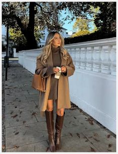 Fall into fashion with our captivating autumn outfits! Explore cozy layers, rich hues, and timeless styles to create the perfect look. Brown Boots Outfit, Outfits Formal, Stile Blair Waldorf, Lawyer Fashion, Fest Outfits, Looks Pinterest, Trench Coat Outfit, Outfit Chic, Mode Boho