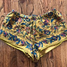 Zara Yellow/Gold Pattern Shorts, Size Small. I Yanked The Tags Off For A Beach Vacation, But Never Ended Up Wearing Them, So They Are Brand New But Without The Tags, And In Perfect Shape! Sublimation Ideas Projects Inspiration, Pattern Shorts, Sublimation Ideas, Zara Shorts, Gold Pattern, Patterned Shorts, Gold Yellow, Beach Vacation, Zara