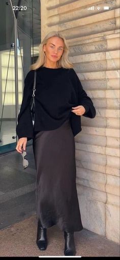 Elegantes Party Outfit, Black Silk Skirt, Satin Skirt Outfit, Black Skirt Outfits, Office Fits, Skandinavian Fashion, Maxi Skirt Outfits, Winter Inspo, Work Fits