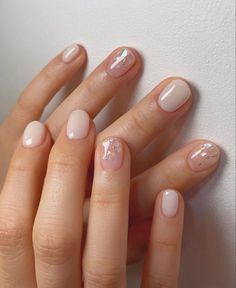 Short Nails Natural Designs, Neutral Nail Ideas Gel, Simple Summer Nail Art 2024, Cute Short Neutral Nails, Short Nails Trending, Korean Nail Art Pastel, Easy Wedding Nails, Summer Manicure Short Nails, Gel Nails On Short Nails