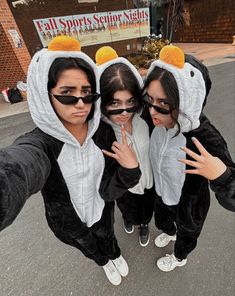 Onesies Halloween Costume Group, Onesie Aesthetic Friends, Matching Halloween Costumes Onesies, Matching Fall Outfits For Best Friends, Penguins Of Madagascar Costume, Trio Ideas Halloween, Matching Fits Friend Group, Onesie Ideas Halloween, Matching Halloween Onesies