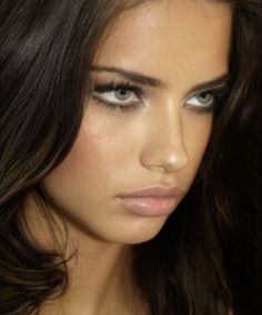 Bombshell Makeup, Adriana Lima Young, Adriana Lima Style, Angel Makeup, Smink Inspiration, Model Aesthetic, Victoria Secret Angels, Angel Face, American Beauty