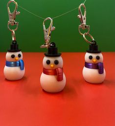 Adorable 3D Printed Snowman keychain! Large and small options available along with your choice scarf color. Perfect for stocking stuffers or ornaments! Snowman Keychain, Paw Keychain, Cat Keychain, Cat Paws, Cute Ghost, 3d Printed, Stocking Stuffers, Keychains, Etsy App