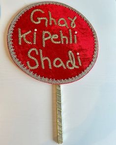 there is a red and white sign that says ghaav kip mein shaadi