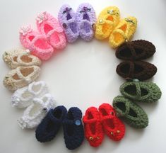 several pairs of crocheted baby shoes arranged in a circle