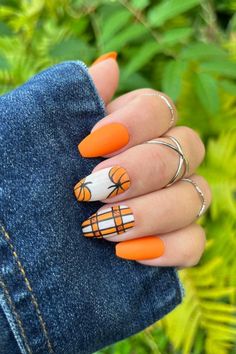 Thanksgiving Nail Inspo Almond, Fall Nails Pumpkin Design, November Fall Nails, Disney Fall Nails, Pumpkin Nails Fall, Spice Nails, Scarecrows Nails, Holiday Themed Nails, Black Halloween Nails