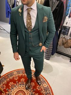 groen trouwpak Green Suit Shoes Combination, Pine Green Wedding, Enchanted Forest Wedding Theme, Green Wedding Suit, Be On Time, Retro Suits, Wedding Dress Suit, Modern Groom, Wedding Suits Groom