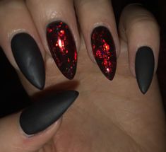 Black With Red Sparkle Nails, Red And Black Ombre Nails Tutorial, Goth Dip Nails, Black Nails Spooky, Dark Dip Nail Ideas, Dip Nail Ideas Black, Short Pointed Nails Stilettos, Dark Romantic Nails