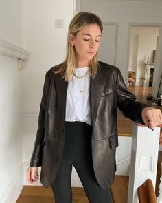 Mode Dope, Red Jacket Leather, Girls Spring Outfits, Leather Jacket Girl, Hello Future, Autumn Jacket, Looks Pinterest, Basic Leggings