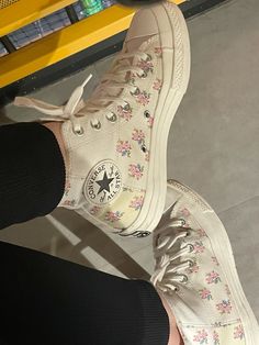 Pink Converse Aesthetic, Pretty Converse, Flower Converse, Aesthetic Converse, Floral Converse, Cute Converse Shoes, Cutesy Outfit, Converse Aesthetic, Painted Shoes Diy