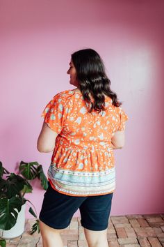 Assurez-vous qu'ils suivent votre style avec ce Asha Peplum ! Le motif orange vif et l'imprimé cachemire font de ce haut de poupée un ajout accrocheur à n'importe quelle tenue. Les manches raglan donnent une touche mignonne au col en V classique – avec le devant à moitié boutonné, votre style sera tellement éclatant que vous pourriez bien être un pionnier !

 S'adapte à la taille. Le mannequin porte un



 Tableau des tailles 












 Longueur

 Bousiller






 1 fois

 29"

 44"






 2x




 29"

 46"






 3x

 29"

 48"










 *Toutes les mesures sont approximatives et effectuées pendant la suspension.*

 Tissu et entretien


 100% Rayonne

 Lavage à la main à l'eau froide. Ne pas javelliser. Suspendre ou sécher à l'air libre. Orange Printed V-neck Top, Flowy Orange Floral Print Blouse, Flowy Orange Blouse With Floral Print, Orange Floral Print V-neck Top, Bohemian Orange Tops With Vibrant Print, Orange Floral Print Tops For Vacation, Orange Floral Print Vacation Top, Printed Orange Blouse For Vacation, Orange Vibrant Print Short Sleeve Tops