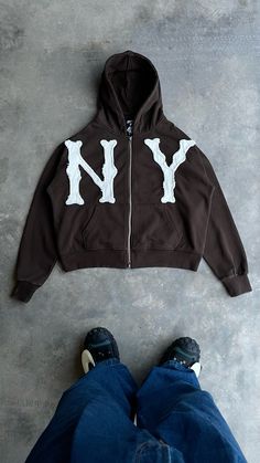 Ny Streetwear, Korean Beach, Winter Purse, Modest Streetwear, Zipper Outfit, Retro Skater, Masculine Feminine, Brand Ideas, Brown Hoodie