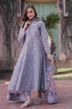 Buy Women's Lavender Floral Print Suit Set at PinkPhulkari California Kameez Designs, Pakistani Dresses Casual, Pakistani Fancy Dresses, Beautiful Pakistani Dresses, Salwar Kamiz, Dress Design Patterns, Simple Pakistani Dresses, Boutique Dress Designs