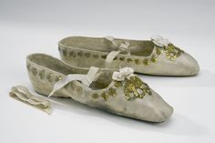 Coronation Slippers: 1829, silk atlas, embellished with sequins, glazed linen, glazed cowhide. Belonged to Queen Desideria of Sweden/Norway (8 November 1777 – 17 December 1860). Fashion By Decade, Queen Of Sweden, Historical Shoes, Fantastic Shoes, Old Shoes