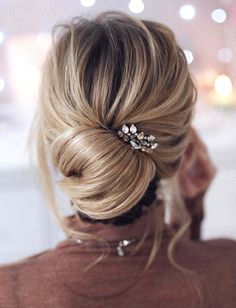 Cette saison, on pense à relever nos chignons flous d'un accessoire scintillant (photo Tonya Pushkareva) Loose Chignon, Wedding Hair Inspiration, Low Bun, Olivia Palermo, Gigi Hadid