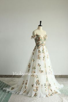 Ecru Wedding Dress, Earthy Wedding Dress, Alternative Wedding Dress Color, Botanical Wedding Dress, Wedding Dress With Color, Wedding Dresses Colored, Untraditional Wedding Dress, Casual Wedding Gowns, Colorful Wedding Dress