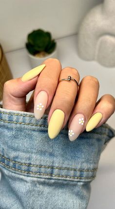 Coloured French Tips With Flowers, Nail Inspo Yellow Pastel, Yellow Matte Nails Design, Nude Daisy Nails, Matt Summer Nails, Fun Yellow Nails, Summer Nails Yellow Pastel, Yellow And Nude Nails, Yellow Nails Inspiration