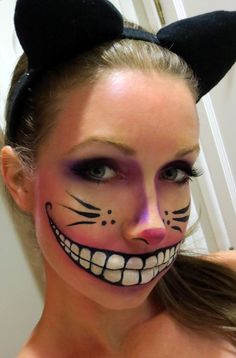 Cheshire Cat makeup... this is pretty awesome 90s Duos, Extreme Make-up, Cheshire Cat Costume, Halloweenský Makeup, Halloween Make-up Looks, Creepy Makeup