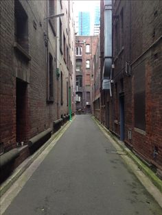 an empty alley between two buildings in the city