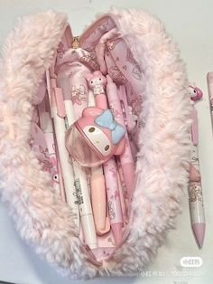 Cute Girly Things, Pink Academia, Pretty School Supplies, Anime Bag, Sanrio Stuff, Mode Rose, School Bag Essentials, Cute School Stationary