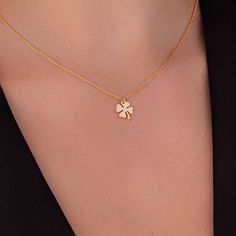 Simple Gold Locket Designs, 4 Leaf Clover Necklace, Jewelry Necklace Simple, Pendant Necklace Long, Delicate Gold Jewelry, Locket Design, Fancy Jewelry Necklace, Pretty Jewelry Necklaces, Four Leaf Clover Necklace