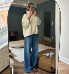 Olympia Marie Style, Wide Leg Jeans Outfit Fall, Casual Holiday Party Outfit, Scandi Street Style, Sweater Street Style, Casual Holiday Party, Style Inspiration Winter, Fall Winter Wardrobe, Holiday Party Outfit