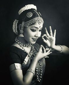 Bharathanatyam Poses Photoshoot, Classical Dance Poses, Bharatnatyam Aesthetic, Kathak Poses