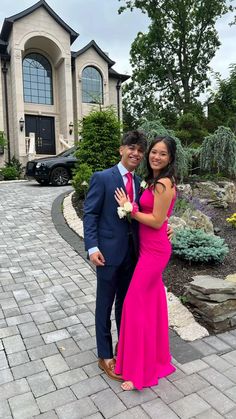 Hot Pink Prom Couple, Prom Couples Pink, Pink Prom Couple, Prom Tuxedo Ideas, Homecoming Couples Outfits, Pink Prom Suit, Tux Prom, Prom Dress Simple