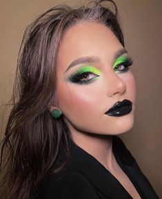 makeup😍 Lime Green And Black Eye Makeup, Alternative Green Makeup, Electric Green Makeup, Green Drag Makeup, Neon Green Makeup Looks, Green And Purple Makeup, Brat Makeup, Neon Green Makeup, Green Contour