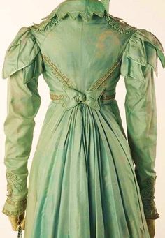 1820's.Petal caps on the sleeves, pointed scalloping on the collar,braid at the cuffs,shoulders and along the seams on the bodice. Love the color Museum Of London, Period Outfit, Antique Dress, Retro Mode