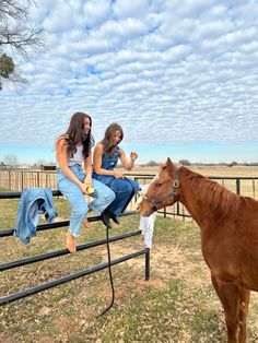 Country Lifestyle Aesthetic, Ab Photos, Story Poses, Ranch Lifestyle, June Brown, Cowgirl Era, Miley Stewart, Cowgirl Pictures, Cowboy Aesthetic