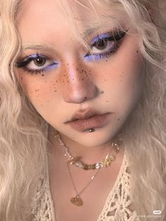 Fun Formal Makeup, Dark Barbie Makeup, Cool Grunge Makeup, Soft Whimsical Makeup, Simple Artsy Makeup, Eccentric Makeup Looks, Ren Faire Makeup Looks, Makeup Trends 2023 Summer, Colorful Grunge Makeup