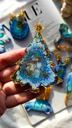 Ёлочная игрушка из эпоксидной смолы Diy Resin Flowers, Fancy Christmas Ornaments, Christmas Resin, Wire Art Sculpture, Epoxy Resin Art